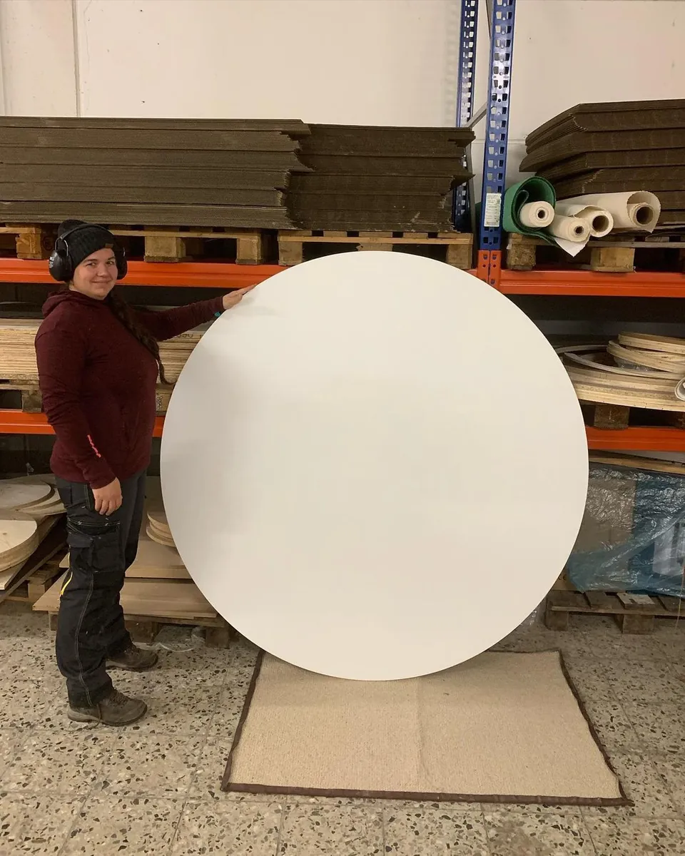 Jeannette mit einer fertigen runden Leinwand, 170 cm