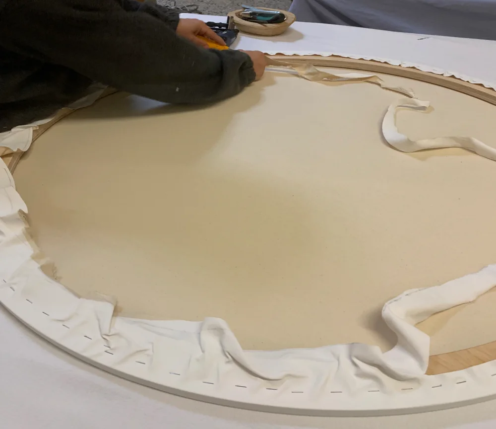 Handwerkliche Bespannung einer runden Leinwand