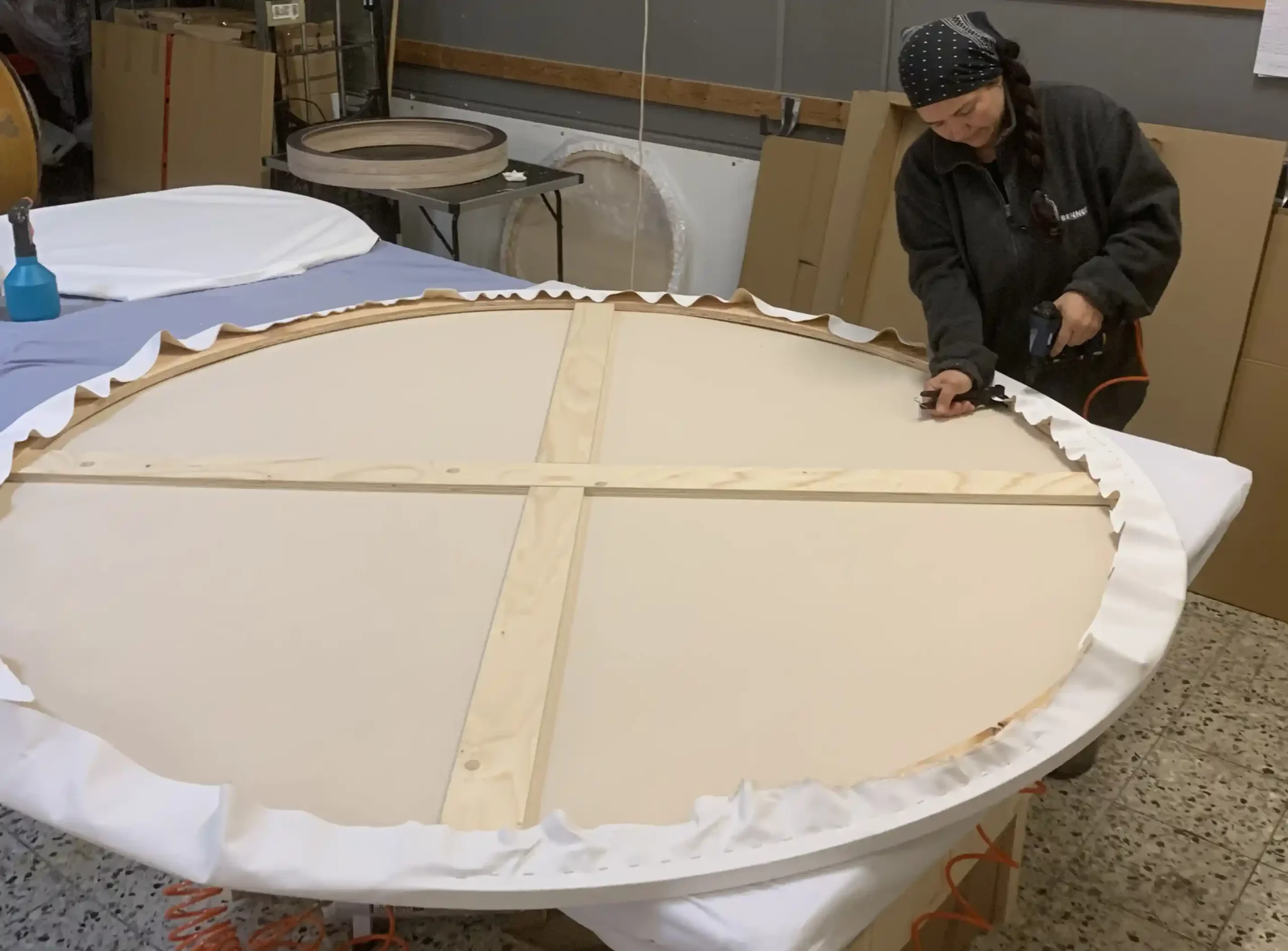 Herstellung einer 180 cm Leinwand in der Werkstatt