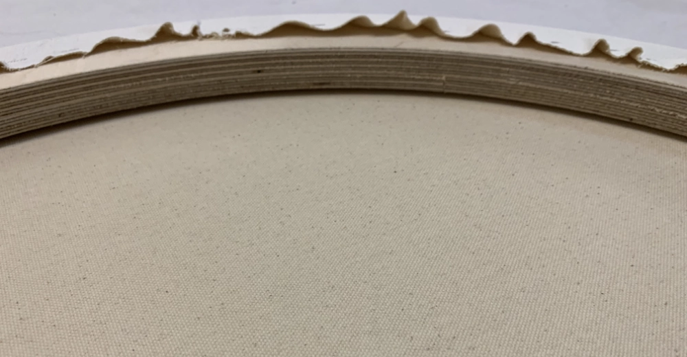 Rückseite einer runden Leinwand mit Taschenfräsung