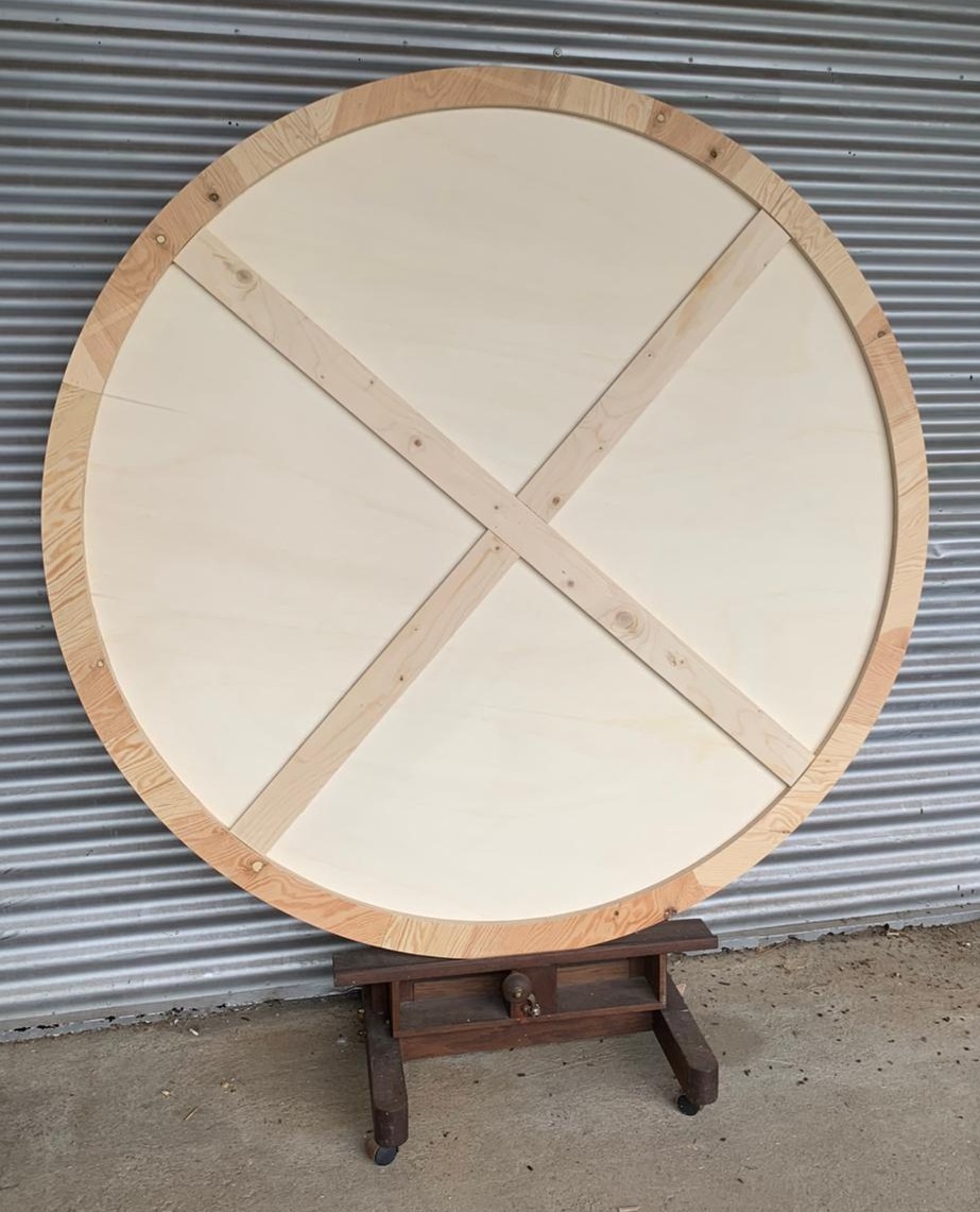 Runde Malplatte aus Pappel Holz – stabiler Malgrund mit Kiefernholz Rahmen – Ø 130cm bis 200cm, ab Ø 130 cm mit Mittelkreuz 6 Holzmalgrund rund cm Pappelholz auf Kiefernholz-Rahmen 28 mm_Rückseite mit Mittelkreuz